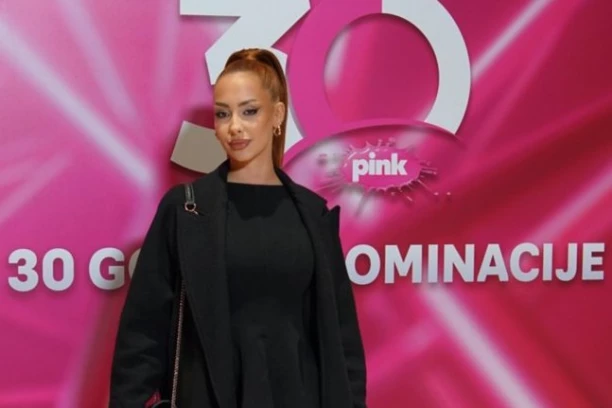 MAMMA MIA! Voditeljka "Elite" se skinula u Italiji - skače pritisak od pogleda na njene OBLINE! (FOTO)