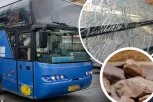 OBJAVLJEN SNIMAK KAMENOVANJA SRPSKOG AUTOBUSA! Stravičan trenutak kada su se naši turisti uplašili za sopstveni život! (VIDEO)