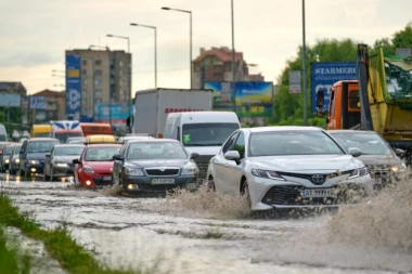 NESTVARNE SCENE SA POPULARNOG LETOVALIŠTA, NASTAO POTPUNI HAOS! Zbog nevremena bujice vode na ulicama, AUTOMOBILI ZAGLAVLJENI U KOLONAMA DUGIM 15 KILOMETARA!