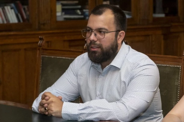 "OVO NIJE OBIČAN SAMIT, NITI JE UČEŠĆE SRBIJE PROTOKOLARNOG KARAKTERA"! Autorski tekst Darka Obradovića o značaju Vučićevog odlaska na skup o veštačkoj inteligenciji u Indiji