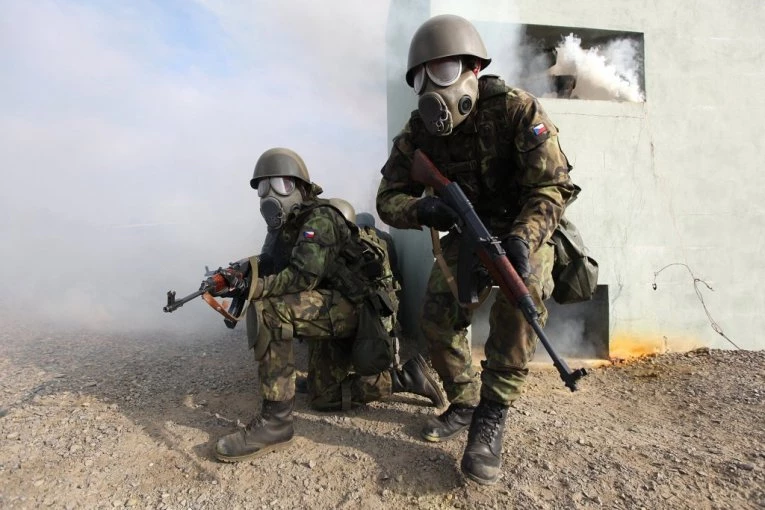 ČEŠKA ULAZI U MIROVNU MISIJU: Predsednik hoće vojsku u Ukrajini, ministarka kaže NE, spomenula i Jugoslaviju!