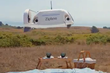 MOTORI I BICIKLI ODLAZE U PROŠLOST: Hrana vam odsad stiže dronovima na kućne adrese - evo kako to izgleda (VIDEO)