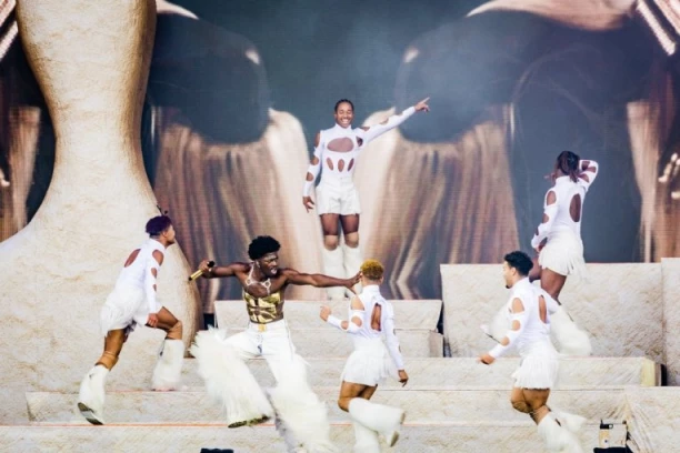 REPER UHAPŠEN ZBOG POTENCIJALNOG PREDOZIRANJA: Šetao ulicom u gaćama, pa NAPAO policajca! (VIDEO)