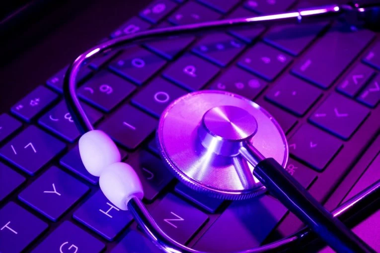 E, OVA GOSPOĐA JE REŠILA SISTEM! Ne dolazi na posao već 16 godina, a prima PUNU PLATU - ovo je jedno od najdužih bolovanja u istoriji