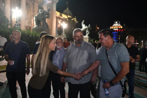 "NAŠA MLADOST ZNA DA MORAMO BITI ZAJEDNO U VREMENU NAJVEĆIH IZAZOVA!" Ministarka Mesarović s mladima ispred Narodne skupštine: Ljubav prema otadžbini može da pobedi svako zlo