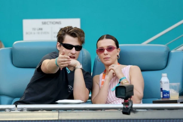 GLUMICA KOJA JE U 21. USVOJILA DETE JE SNAJKA ČUVENOG PEVAČA! Srbi ga obožavaju! (FOTO)