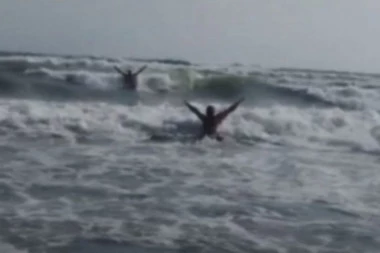 DRAMA NA PLAŽI U ULCINJU: Policajac iz Novog Pazara izvukao ženu iz talasa (FOTO)