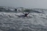 DRAMA NA PLAŽI U ULCINJU: Policajac iz Novog Pazara izvukao ženu iz talasa (FOTO)