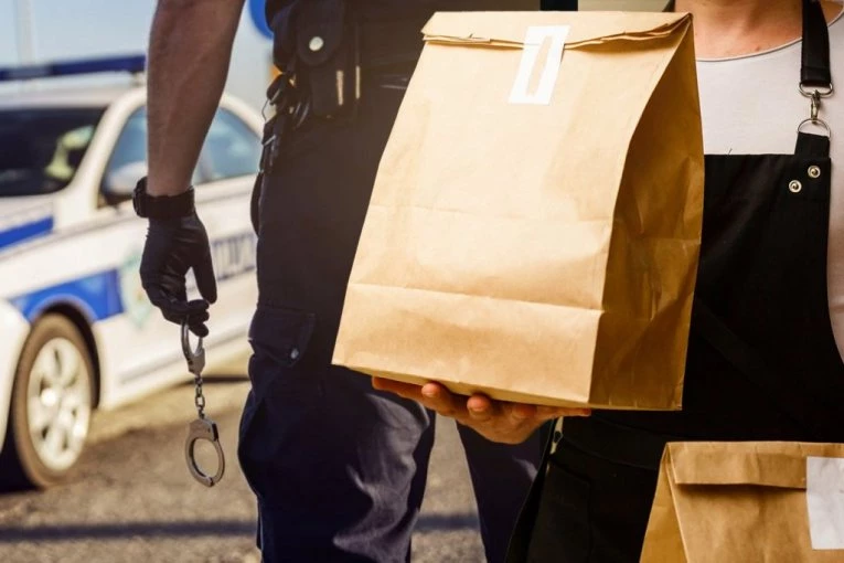 DOSTAVLJAČ HRANE NAPAO VOZAČA AUTOBUSA! Karambol na Voždovcu!