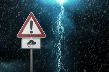 NEVREME U SLOVENIJI! Voda progutala ulice i pokrenula klizišta (FOTO,VIDEO)