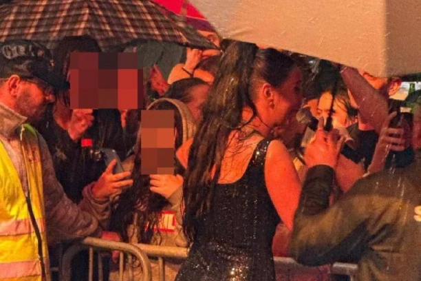 Kaća Grujić po kiši pevala na trgu pred 2.000 ljudi: Pevačica poklonila koncert Kolašincima