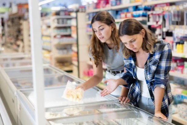 ČUDNI ZVUCI NALIK NA JECAJE ČULI SU SE ISPOD FRIŽIDERA: Radnici u prodavnici su pomerili aparat i ugledali nešto živo među kablovima! (VIDEO)