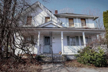 MAĆEHA KAO IZ HOROR FILMOVA! Držala pastorka zatvorenog dve decenije (FOTO)