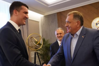 DOK VUČIĆ I DODIK BRANE SRPSKE ZEMLJE, ONI IM ZVIŽDE - Marko Kešelj reagovao na skandalozno BLOKADERSKO DIVLJANJE U BEOGRADSKOJ ARENI