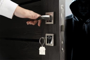 ŽENA HTELA DA NAPRAVI PROMAJU, MUŠKARAC JE UBIO KAD JE OTVORILA VRATA! Izmasakrirana nožem, krvi bilo svuda po stanu!