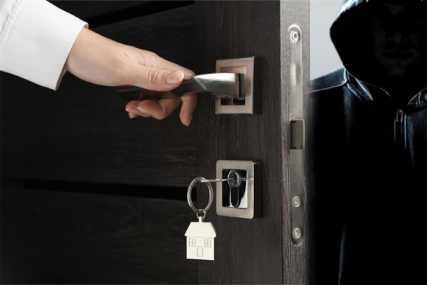 ŽENA HTELA DA NAPRAVI PROMAJU, MUŠKARAC JE UBIO KAD JE OTVORILA VRATA! Izmasakrirana nožem, krvi bilo svuda po stanu!