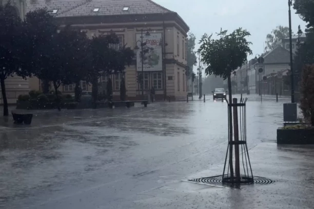 TORNADO POGODIO ČAČAK! Vetar nosio limeni krov preko 50 metara, meštani šokirani: "TO NE MOŽE REČIMA DA SE OPIŠE"