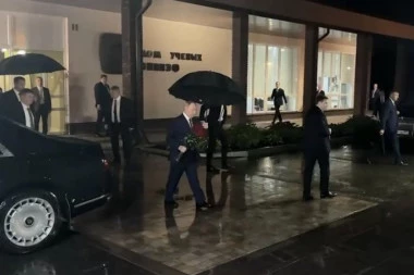 SVI SU ČEKALI OVAJ DAN, CRNO ODELO, OŠTAR POGLED! Putinov najnoviji snimak obilazi planetu! (VIDEO)