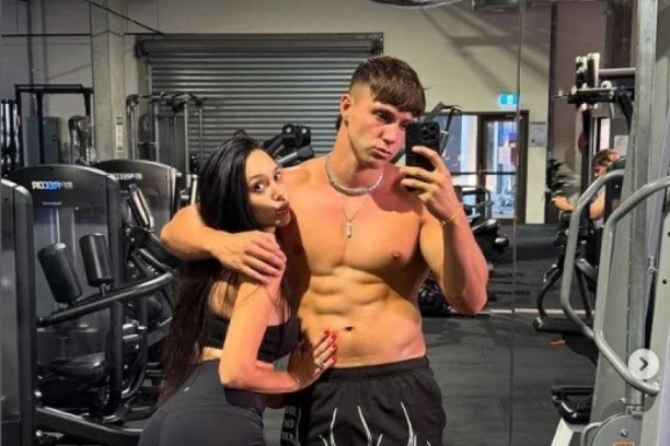 GLUMICA IZ POPULARNE SERIJE DOBILA DETE SA POLUBRATOM! Svet ZGROŽEN od ovog prizora! (FOTO)