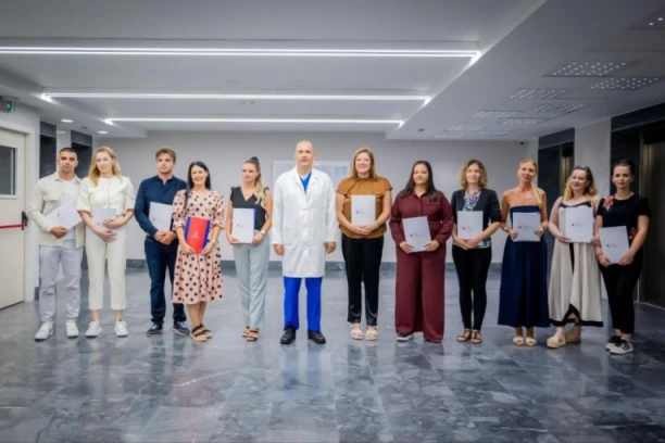 NIKAD VEĆE INTERESOVANJE SRPSKIH LEKARA ZA POVRATAK U DOMOVINU! Ministar Lončar im uručio ugovore o radu!