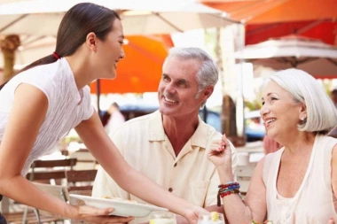 STARIJI PAR JE OSTAVIO OGROMAN BAKŠIŠ MLADOJ KONOBARICI: Kad je otišla da im zahvali, usledio je predlog zbog koga je zanemela! (VIDEO)