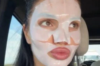 DA LI JE MOGUĆE DA JE OVAKVA IZAŠLA U JAVNOST?! Pevačica važi za NAJVEĆU BOMBU NA ESTRADI, poslednjim pojavljivanjem OSTAVILA SVE U ŠOKU! (FOTO)