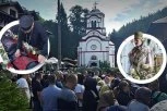 ČUDA TUMANSKIH SVETACA PONOVO OKUPILA NAROD IZ CELE SRBIJE: Petorica vladika služili liturgiju na veliki praznik u Tumanu (FOTO)