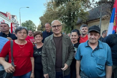 VUČEVIĆ MEĐU GRAĐANIMA PROTIV BLOKADA! Lider SNS na skupu u Rumi (FOTO, VIDEO)