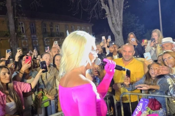 JELENA KARLEUŠA IZULA FANOVE IZ CIPELA: Zamešala kukovima, zapevala u publici, a onda je usledio ŠOKANTAN MOMENAT! (VIDEO)