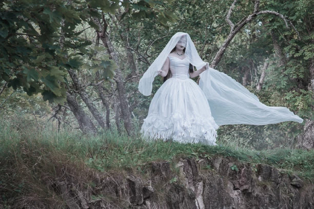 ZAJEČAR U STRAHU OD "MLADE U BELOM": Užasnuti meštani zaobilaze put: "SAMO JE NEPOMIČNO GLEDALA U MENE, NISAM MOGAO NI DA DIŠEM"