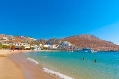 RAJSKO OSTRVO ZA KOJE GRCI NE ŽELE DA SAZNATE! Ima samo 30 stanovnika, zlatnu plažu i prava je oaza mira i tišine