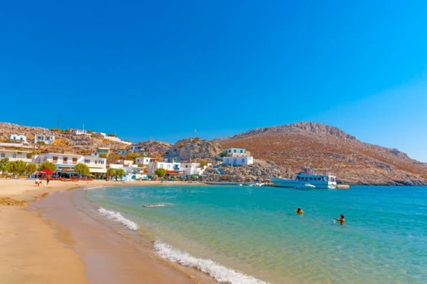 RAJSKO OSTRVO ZA KOJE GRCI NE ŽELE DA SAZNATE! Ima samo 30 stanovnika, zlatnu plažu i prava je oaza mira i tišine