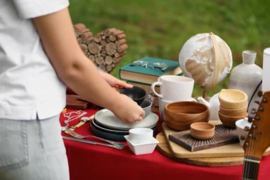 "MISLIM DA ĆU ZAPLAKATI" - Žena kupila polovnu stvar, pa joj se ZGADIO ŽIVOT KADA JE VIDELA ŠTA JE UNUTRA (VIDEO)