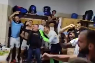 FUDBALERI ŽELEZNIČARA I PROSLAVA O KOJOJ ĆE SE PRIČATI: Orila se ČUVENA PESMA, igrači pevali uglas! (VIDEO)