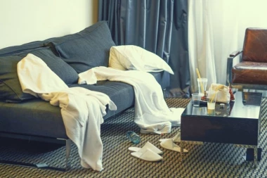 PORODICA IZBAČENA IZ APARTMANA U SUTOMORU U POLA 8 UJUTRU! "Eto zašto niko neće da letuje u Crnoj Gori! I NE TREBA!"