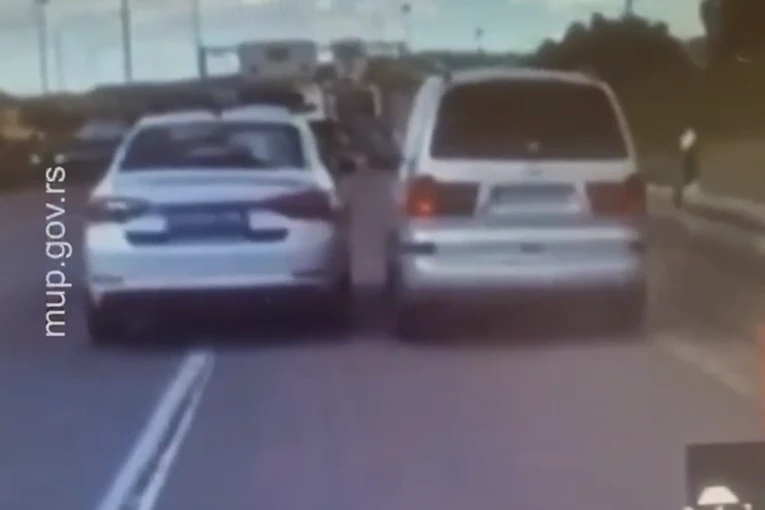 BEŽAO OD POLICIJE, PA IH NAPAO KOD VRČINSKE RAMPE! Vozio pod dejstvom narkotika i bez dozvole! (VIDEO)