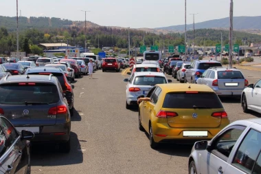 GUŽVE NA GRANICAMA! OVDE SE ČEKA DO DVA SATA! Evo gde možete da izbegnete višesatna zadržavanja