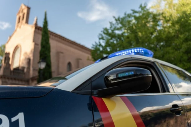 PROSLAVILA SINOVIMA 3. ROĐENDAN, PA S NJIMA SKOČILA SA TERASE! Detalji užasa u zgradi, žena izvršila samoubistvo! Evo šta je sa BLIZANCIMA