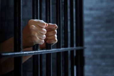 SIN NOŽEM IZBO MAJKU, PA ZAVRŠIO U PRITVORU! Ona HITNO primljena u bolnicu!