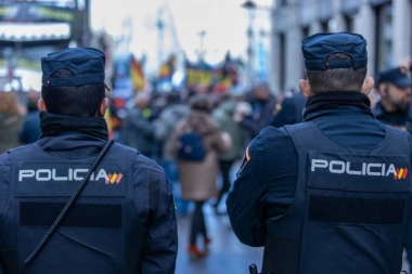 EVO KAKO SE ZAVRŠE BLOKADE U ZAPADNIM DEMOKRATIJAMA! Policija samo počisti blokadere s ulica (VIDEO)