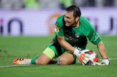 STOJKOVIĆ SE ZBUNIO, PA PRIMIO URNEBESAN GOL: Bivši golman Partizana mislio da je akcija završena, okrenuo se, a onda... (VIDEO)