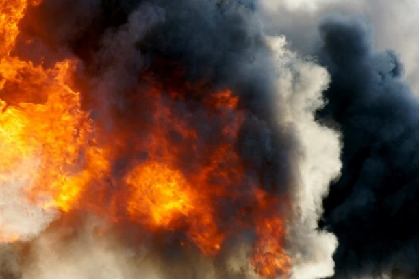 PLAMEN GUTAO SVE PRED SOBOM: Zapalio cigaretu na benzinskoj pumpi i izazvao eksploziju! (VIDEO)