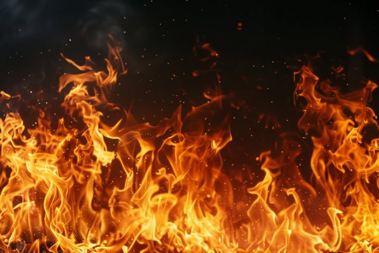 DRAMATIC FOOTAGE FROM BAGHDAD! Fire engulfs hotel housing EU mission! (VIDEO)