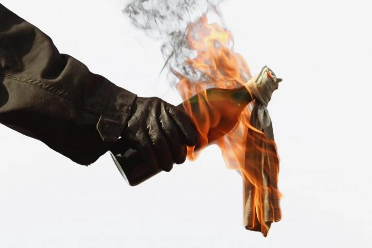 MOLOTOVLJEV KOKTEL BAČEN NA PRODAVNICU ZDRAVE HRANE! Drama na Voždovcu!