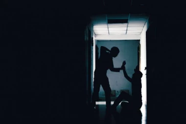 MLADIĆ KRVNIČKI PRETUČEN ISPED TRŽNOG CENTRA! Isplivali novi detalji incidenta - prolaznici VRIŠTALI od straha!