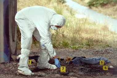 HOROR NAD HORORIMA! Majka prerezala sebi vrat, pa udavila ćerke u SEPTIČKOJ JAMI!