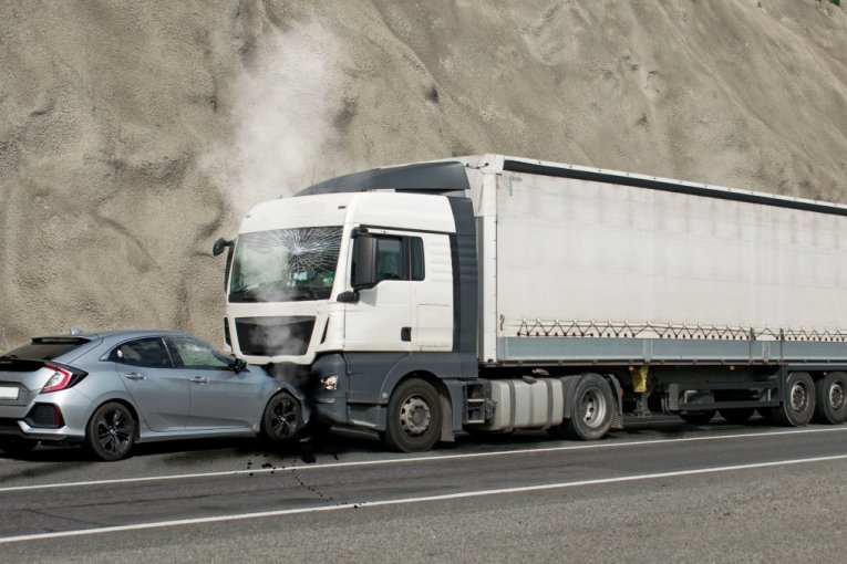 POLICE OFFICER DIED IN A HORRIFIC ACCIDENT! Truck crashed into a car!