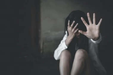 PRETUKAO SUPRUGU, PA SE ZATVORIO I PRETIO POLICIJI! Žena zadobila teške povrede - HAOS U PORODIČNOM DOMU!