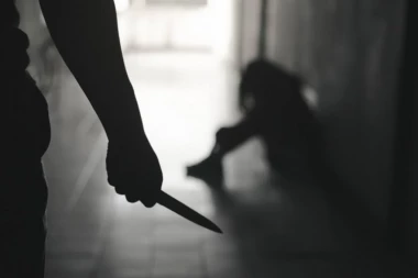 SIN NOŽEM NAPAO MAJKU U RAKOVICI, PA POBEGAO! Žena hitno prevezena u bolnicu - TRAGA SE ZA NAPADAČEM!