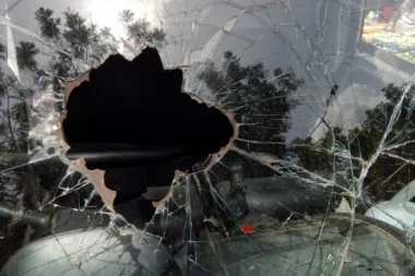 TEŽAK UDES KOD MLADENOVCA! Automobil smrskan do neprepoznatljivosti! (FOTO)